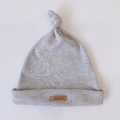 Gorrito anudado - GRIS
