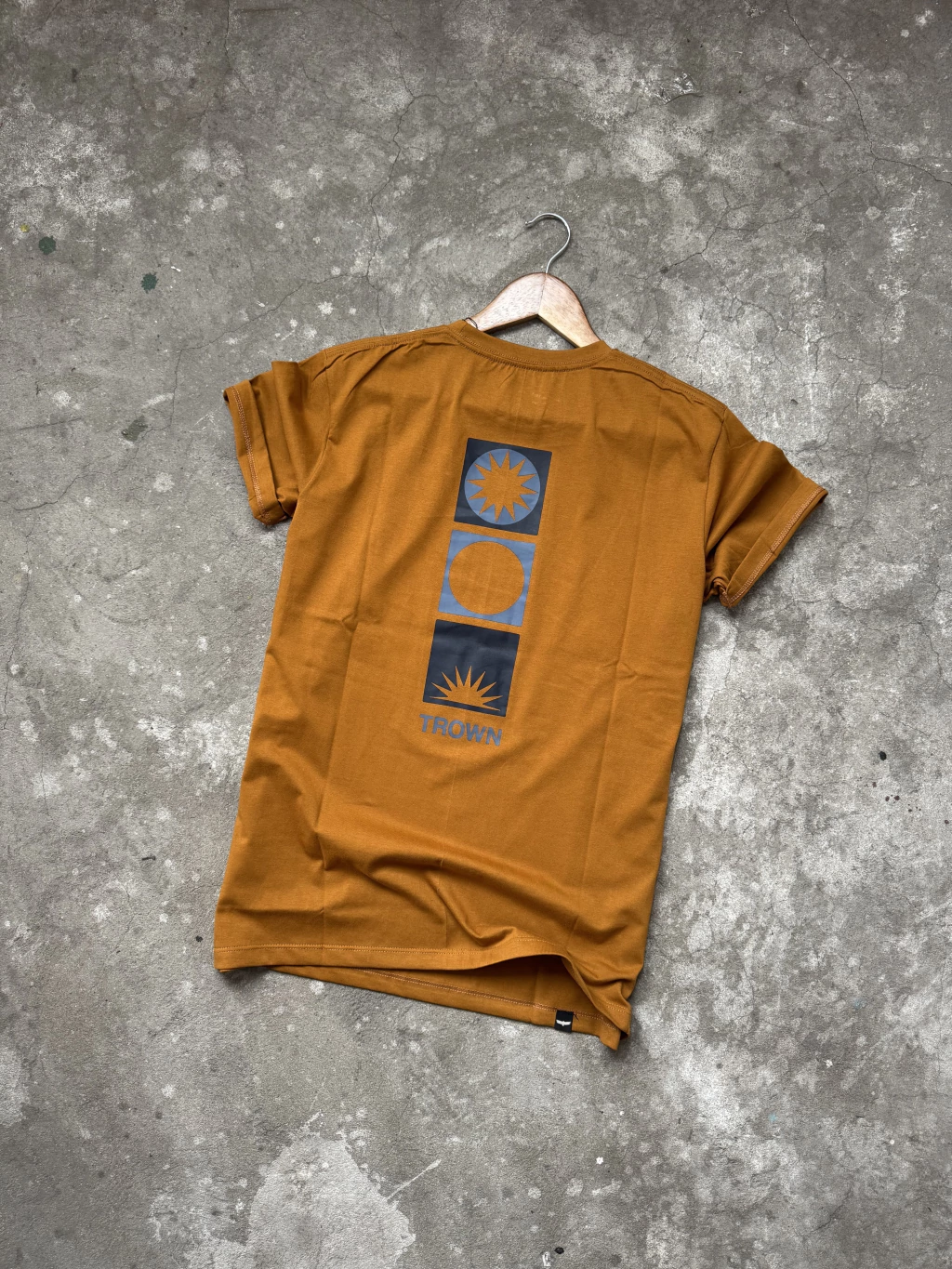 Remera TROWN TOTEM Mostaza