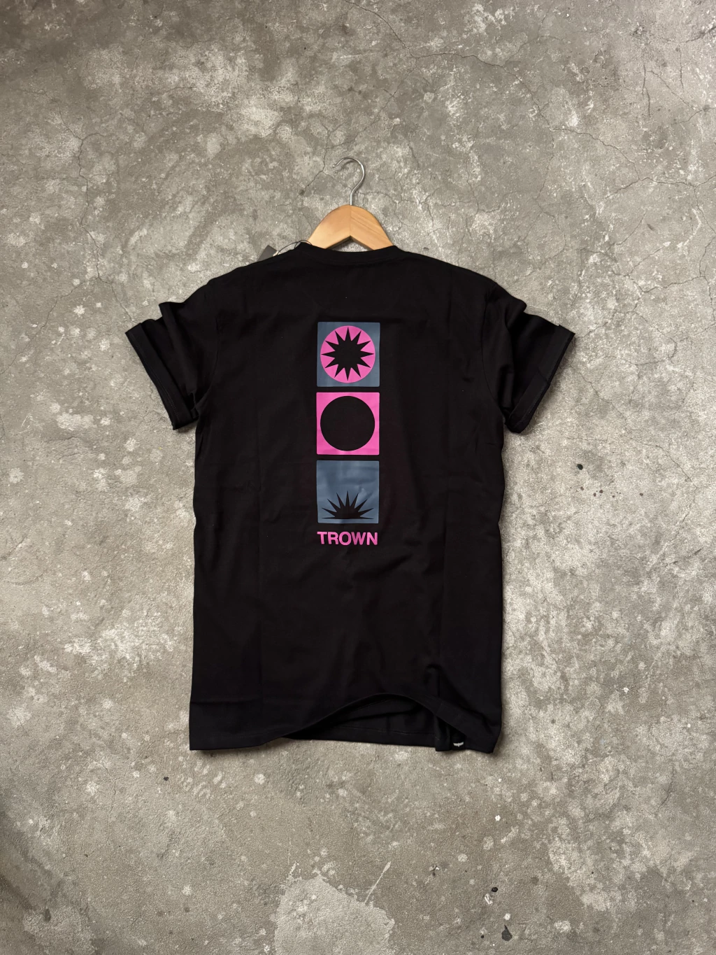 Remera TROWN TOTEM Negro