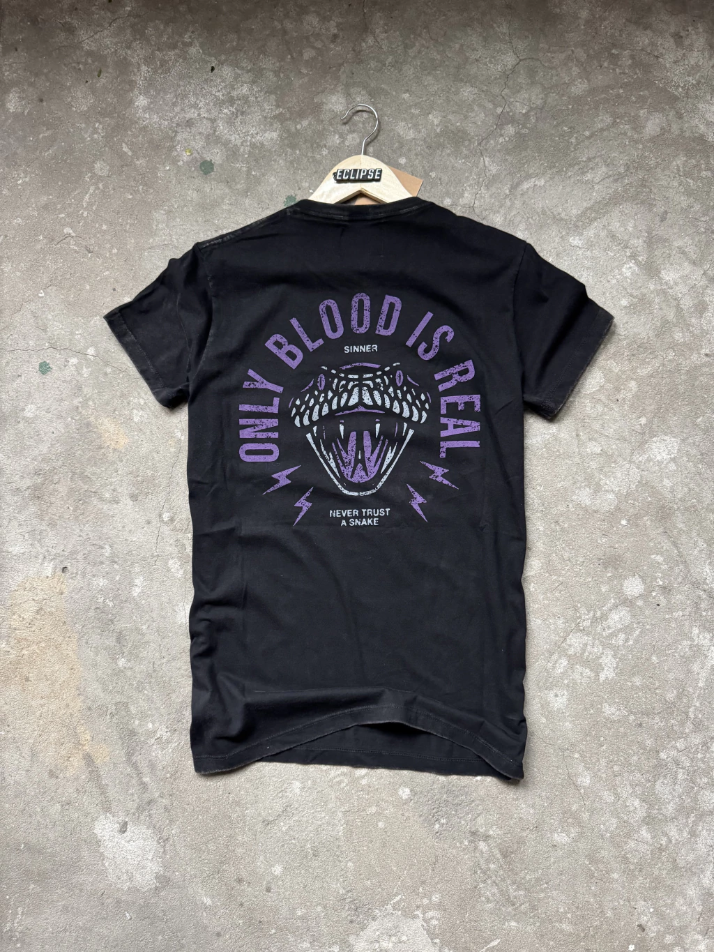 Remera SINNER SNAKE black