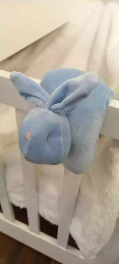 Conejo con velcro sonajero celeste - comprar online