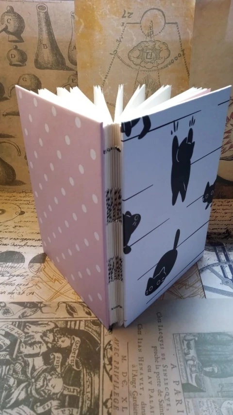 CUADERNO ARTESANAL 15X21 CM. 100 HOJAS (DISEÑO GATITOS)