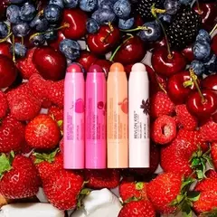 Balsamo para labios Kiss - Revlon - Tono: 025 Fresh strawberry - tienda online