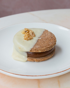 Alfajor de chocolate blanco y nuez