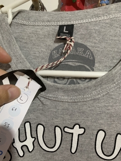 Remera "shut up Eliza" L UNICA en internet