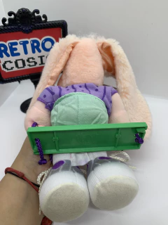 Peluche Conejo Pelanas en hamaca - RETROCOSIS