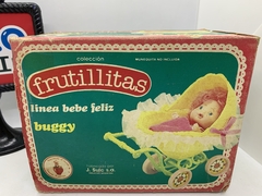 Linea bebe feliz - Buggy de Frutillitas con bebé - RETROCOSIS