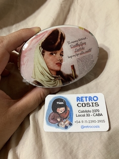Lata ovalada Estilo vintage chica con labial - comprar online