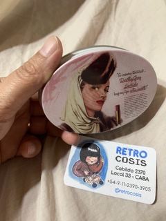 Lata ovalada Estilo vintage chica con labial en internet