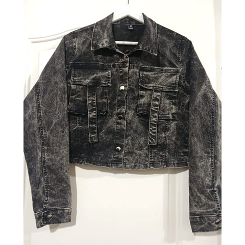 CAMPERA DE JEANS RIGIDA CARGO. ART 3135