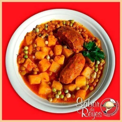 CHORIZOS A LA POMAROLA PAPAS CUBO, ARVEJAS Y SALSA CAPRI COMIDA SABOR DE REYES (HH3) (7798129855184)