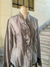 Camisa gris voladitos T: 44 - comprar online