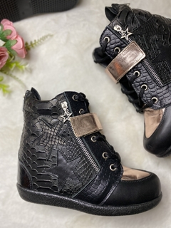 Imagen de ZAPA TRAMADA NEGRO Y GOLD ROSE -ZTE- ZAPA TACO ESCONDIDO