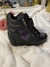 ZAPATILLA TACO ESCONDIDO BASICAS NEGRO TIRA VIOLETA - ZTE