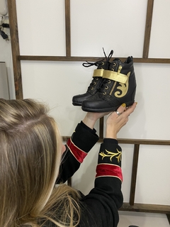 ZAPA CLASICA TIRA DORADA CON ARABEZCO -ZTE- ZAPA TACO ESCONDIDO - tienda online