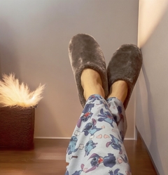 Imagen de PANTUFLAS DE PIEL SINTÉTICA IMPORTADA GRIS ultimas 38
