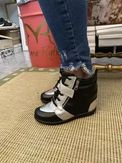 Imagen de ZAPA CLASICA NEGRO Y PLATA -ZTE- ZAPA TACO ESCONDIDO