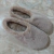 Imagen de PANTUFLAS DE PIEL SINTÉTICA IMPORTADA ROSA 38 BASE DE GOMA