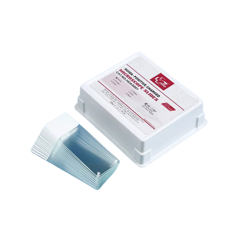 Portaobjetos para microscopio con carga, apilados junto a su caja plástica blanca