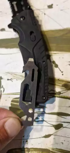 Imagen de NAVAJA J26 TACTICA CON MULTIFUNCION OCULTO