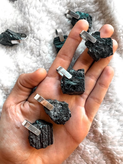 Dijes de piedra natural turmalina negra en bruto 