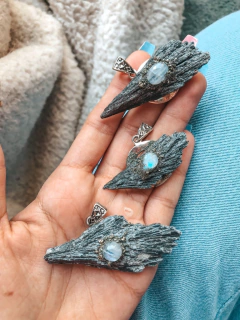 Dijes de cianita negra escoba de bruja con adularia piedra de la luna arcoiris moonstone rainbow 