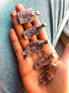 Dijes de mica lepidolita artesanales con engarce de alpaca