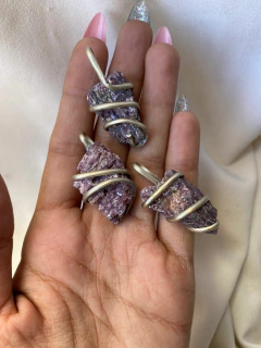 Dijes artesanales de cristales de mica lepidolita en órbitas de alambre de alpaca. 