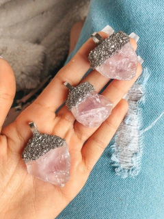 Dijes de piedra natural cuarzo rosa en bruto con polvo de pirita de hierro piedras namaste 