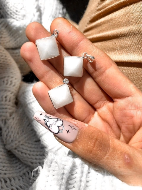 Dijes en forma de pirámides tamaño chico de cuarzo blanco. Piedras Namaste