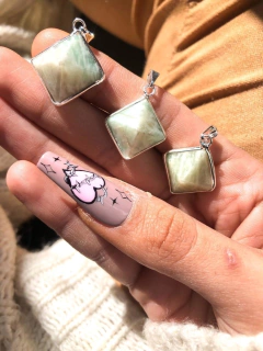 Dijes de amazonita en forma de pirámides Piedras Namaste