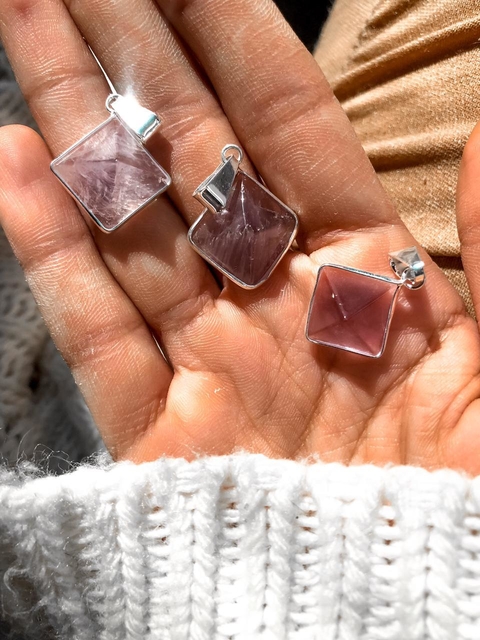 Dijes en forma de pirámides tamaño chico de Amatista. Piedras Namaste