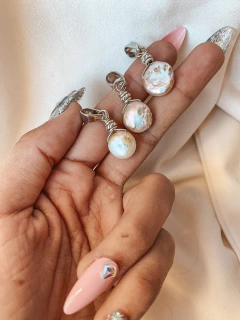 Dijes artesanales con perlas de río. Piedras Namaste
