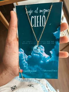 Collar BAJO EL MISMO CIELO celeste (acero dorado) 16 mm