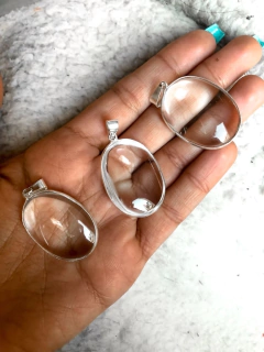 Dijes Medallones de Cuarzo cristal con virola.