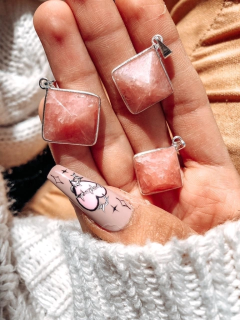 Dijes en forma de pirámides tamaño chico de Cuarzo rojo. Piedras Namaste