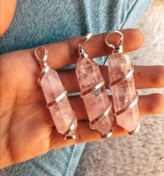 Dije de cuarzo rosa facetado bipolar en alambre con baño de plata Piedras Naturales Namaste