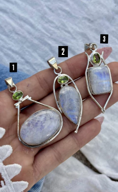 DIJES ARTESANALES EN PLATA CON ADULARIA PIEDRA DE LA LUNA Y PERIDOTO en internet