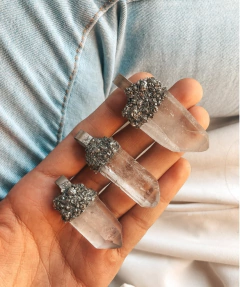Dijes artesanales de Cuarzo Cristal con polvo de Pirita. Engarce de alpaca.