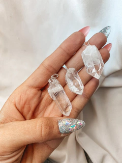Dije de puntas de cuarzo cristal con engarce de argolla. 