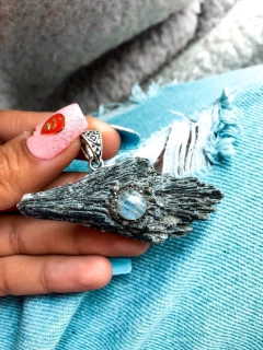 Dijes de cianita negra escoba de bruja con adularia piedra de la luna arcoiris moonstone rainbow 