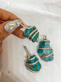 Dijes artesanales de piedra natural Crisocola en bruto en órbita de alambre de alpaca. 