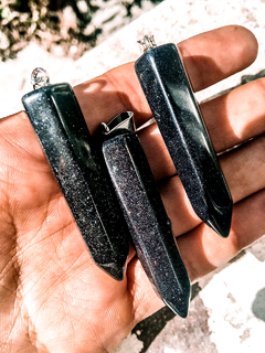 Dije Péndulo LLuvia de Estrellas Aventurina Azul Grande Obelisco Facetado PiedrasNamaste Mayorista Accesorios Piedras Naturales