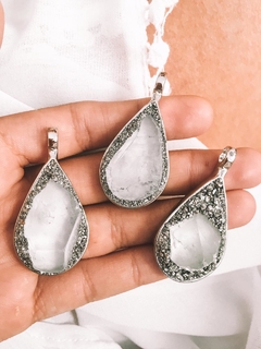 Dijes artesanal de Cuarzo Cristal con Pirita incrustada en forma de gota. Piedras Namaste