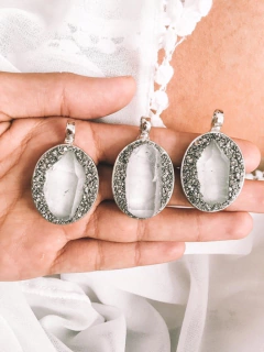 Dijes de Cuarzo Cristal con Pirita incrustada. Artesanal de alpaca. Piedras Namaste