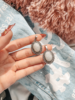 Dijes artesanales con piedra natural Adularia rainbow moonstone tamaño mediano con polvo de pirita en camafeos.