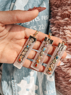 Dije artesanal de Selenita con 7 Chakras incrustados en baño electroplay dorado. 