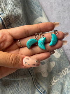Dijes de howlite turquesa en forma de lunitas.