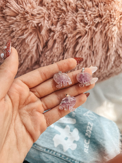 Dijes de piedra natural amatista en forma de elefantitos tamaño chico.