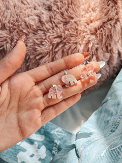 Dijes de piedra natural cuarzo rosa en forma de elefantitos tamaño chico.